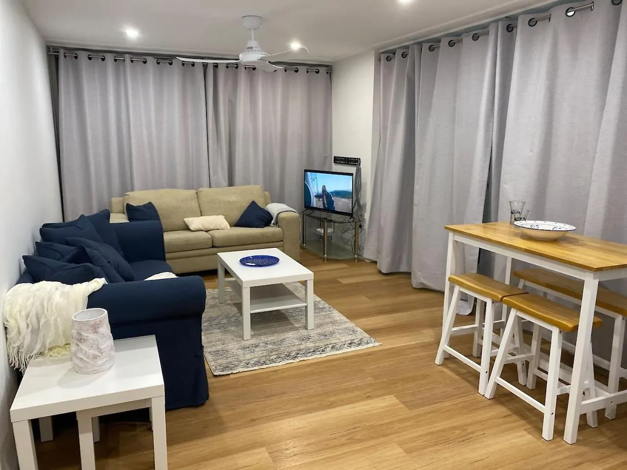 Tjs Beachside Broadbeach Apartment - Views, Wifi Gold Coast 0*,  Australia