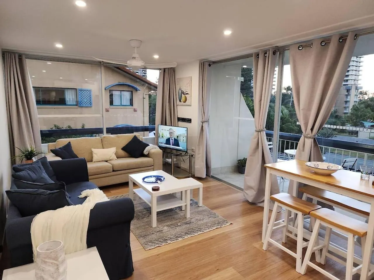Tjs Beachside Broadbeach Apartment - Views, Wifi Gold Coast