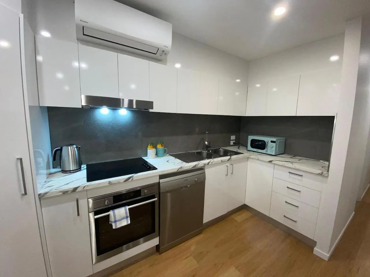 Tjs Beachside Broadbeach Apartment - Views, Wifi Gold Coast